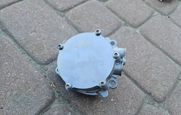Opel Mokka B Vacuum pump 9812133880