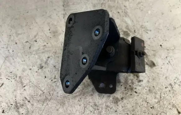 Nissan Navara D22 Engine mount bracket 11210VK510