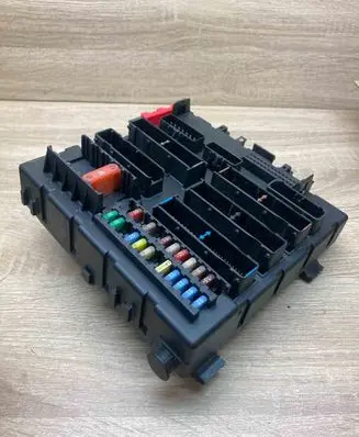 Opel Vectra C Fuse module 13189924 519048508
