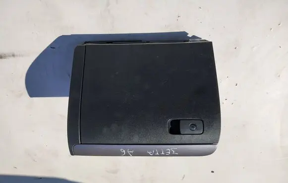 Volkswagen Jetta VI Glove box