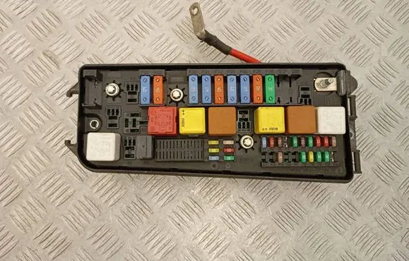 Opel Vectra C Fuse module 13240245 519179105