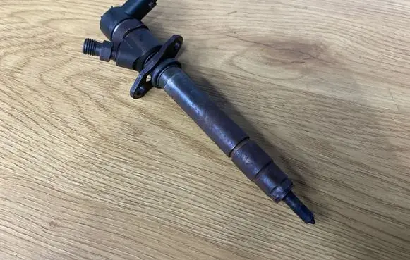 Volvo XC70 Fuel injector 8658352
