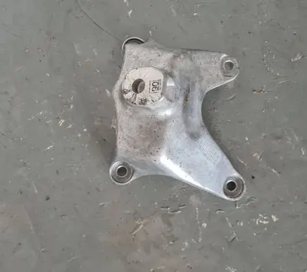 Engine mounting bracket