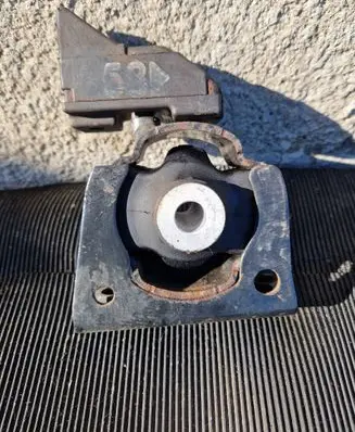 Toyota Prius (XW30) Engine mount bracket