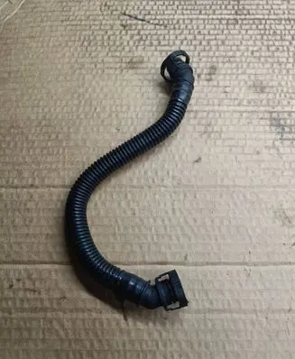 Skoda Yeti (5L) Breather hose/pipe 06J103221
