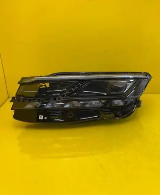 Volkswagen Touareg III Headlight/headlamp 761941081A