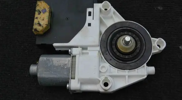 Volkswagen Jetta V Front door window regulator motor 3C0959793B