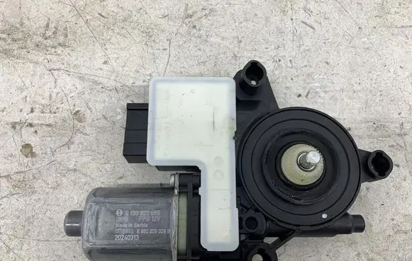 Volkswagen Polo VI Front door window regulator motor 2Q2959406E