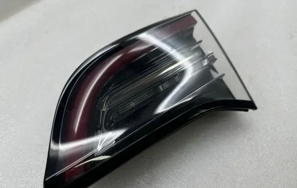 Tesla Model 3 Tailgate rear/tail lights 1077404 1077402