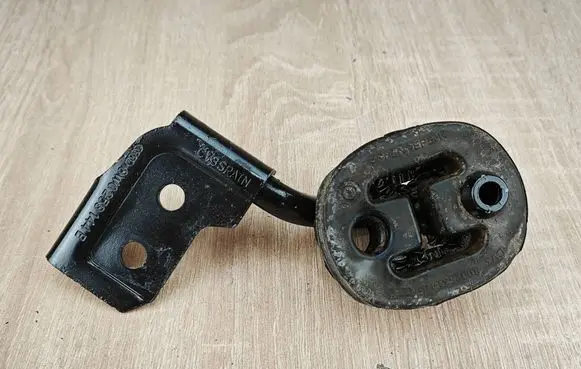Audi A4 S4 B9 Muffler mount bracket/holder 8W0253144E