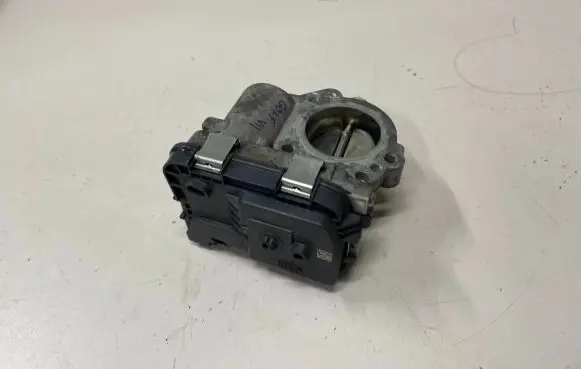Volkswagen Golf VII Throttle valve 04C133062C