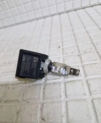 Mercedes-Benz E W213 Tire pressure sensor A0009052102 6876955 2014D16446