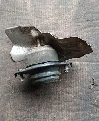 Mercedes-Benz ML W164 Engine mount bracket A2512403117