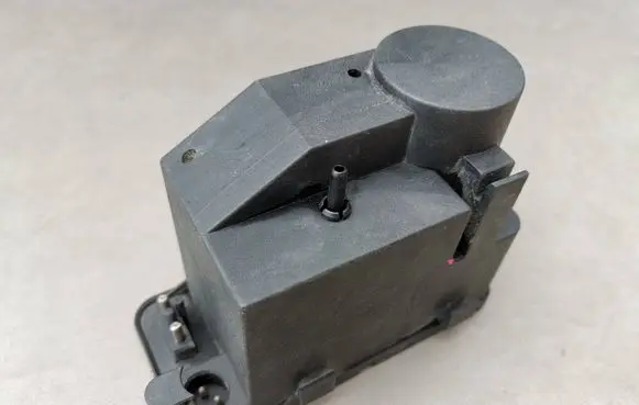 Mercedes-Benz E W124 Central locking vacuum pump 0132006302 0008000648