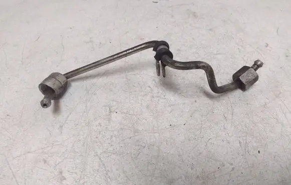 Volkswagen PASSAT B7 Fuel injector supply line/pipe 