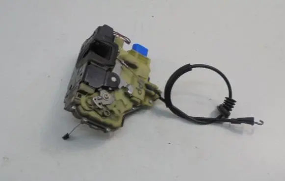 Volkswagen Polo IV 9N3 Front door lock 3B1837016CC