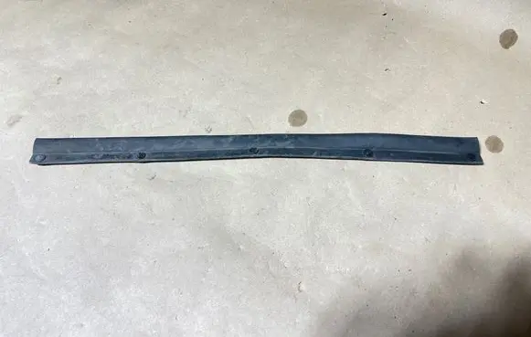 Nissan Leaf II (ZE1) Rubber seal rear door 