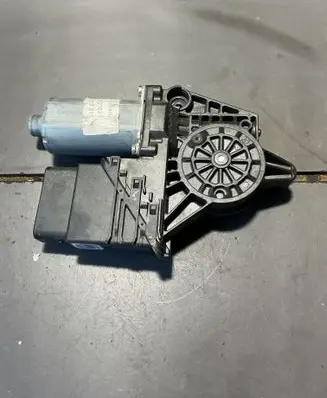 Volkswagen PASSAT B5 Rear door window regulator motor 0130821697