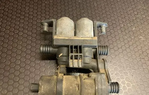BMW 5 E39 Coolant heater control valve 8374994 1147412135