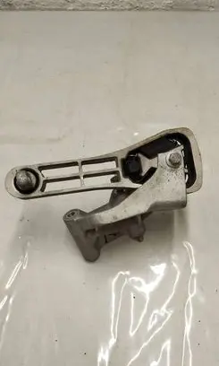 Engine mounting bracket