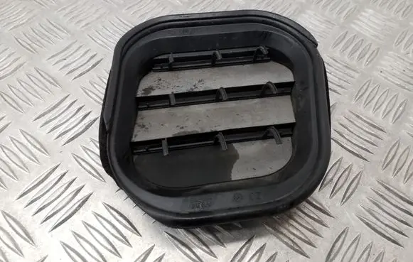 Volkswagen Touran II Quarter panel pressure vent 1T0819466C