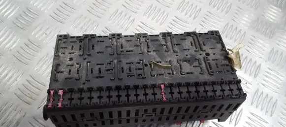 Volkswagen PASSAT B3 Fuse box set 357937039