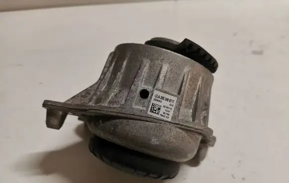 Mercedes-Benz C W205 Engine mount bracket A2052406717