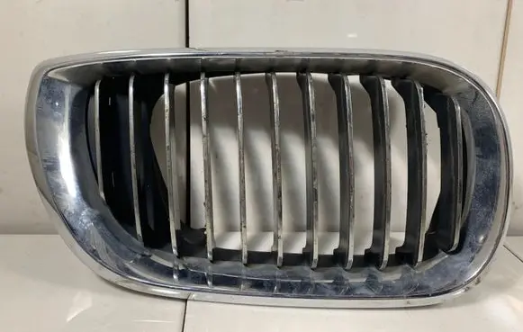 BMW 5 E39 Front bumper upper radiator grill 51137072130