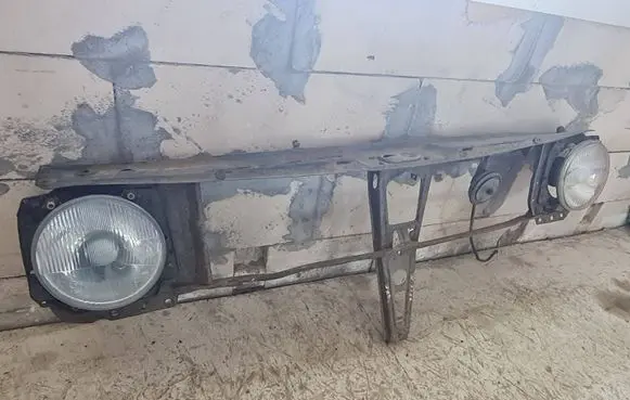 Volkswagen Golf II Radiator support slam panel