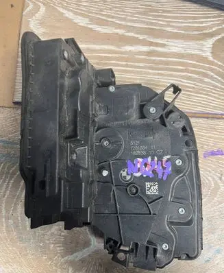 BMW X1 E84 Front door lock 7281934