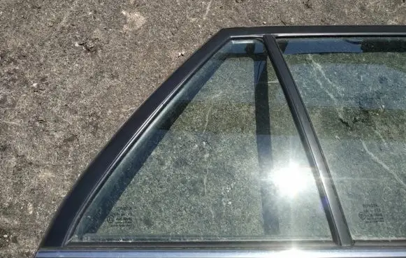 Toyota Avensis T250 Rear vent window glass 