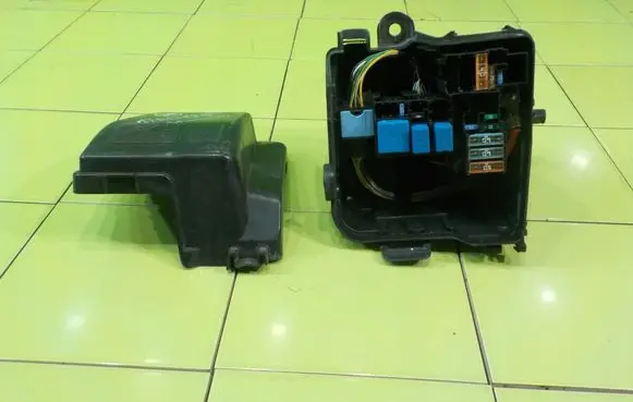 Dacia Sandero II Fuse box set 243809584R BEZPIECZNIKOW