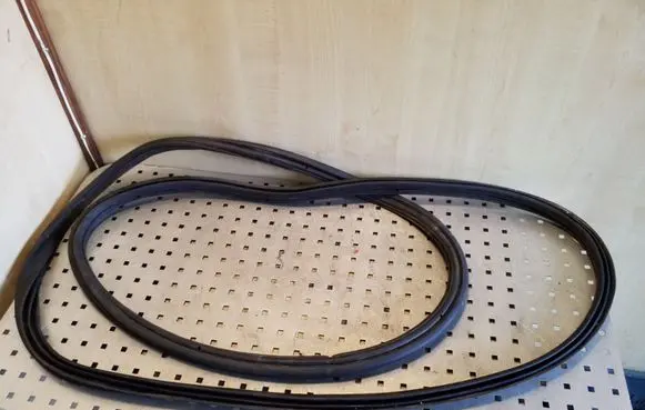 Trunk rubber seal (body)