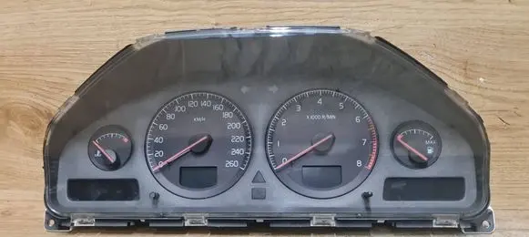 Volvo V70 Speedometer (instrument cluster) 8637993