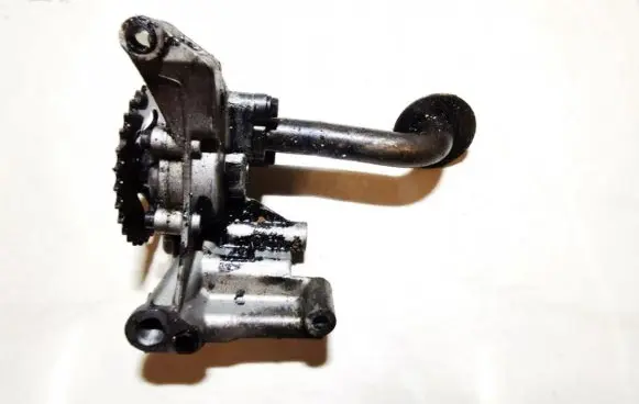 Volkswagen PASSAT B5 Oil pump 06A115121