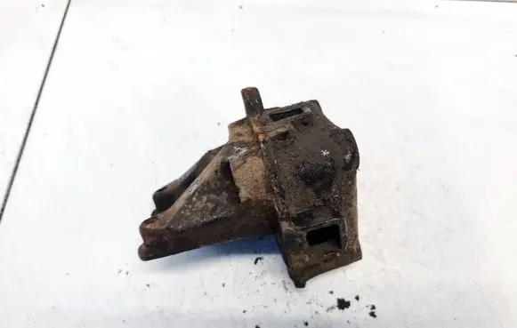 Engine mounting bracket