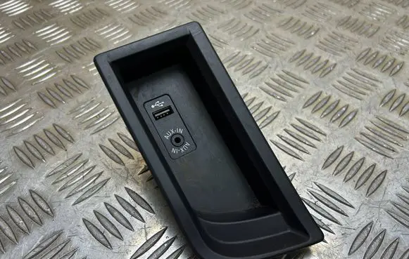 BMW 1 F20 F21 USB socket connector 9207358 105026813 58450710