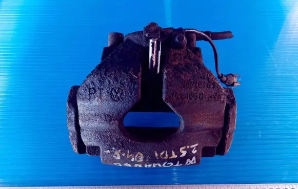 Volkswagen Touareg I Front brake caliper 7L6105D