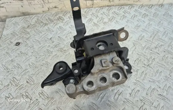 Toyota RAV 4 (XA50) Engine mount bracket