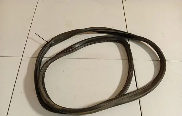 Opel Astra H Rubber seal front coupe door 