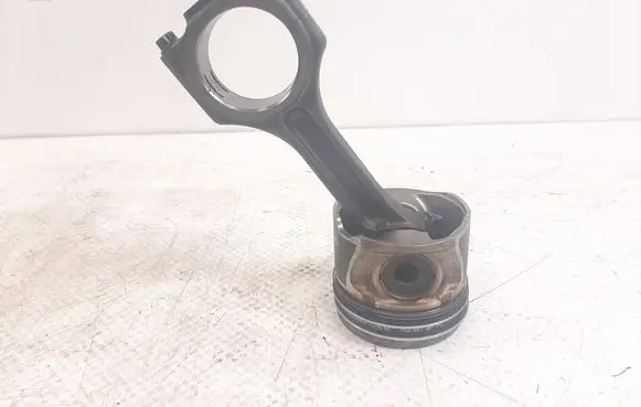 KIA Carens II Piston with connecting rod