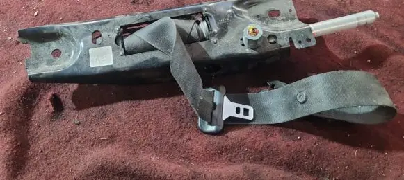 Volvo V70 Front seatbelt 39865061