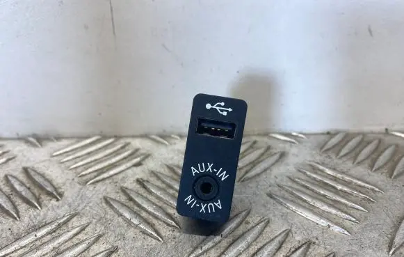 BMW 3 F30 F35 F31 AUX in-socket connector 9229246 84109229246