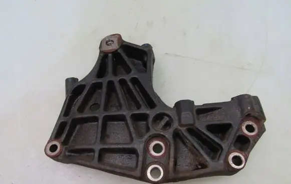 Nissan X-Trail T31 Engine mounting bracket