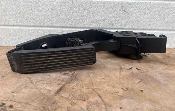 Mercedes-Benz E W211 Accelerator throttle pedal A2113000404 031203