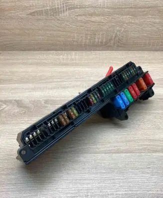 BMW 5 E60 E61 Fuse module 6957330 25613290