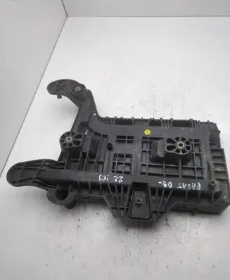 Volkswagen PASSAT CC Battery tray 1K0915333
