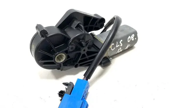 Mercedes-Benz CLS C219 Seat adjustment motor 0390203368 825843704