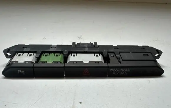 Volkswagen PASSAT B8 Hazard light switch 3g0927132a