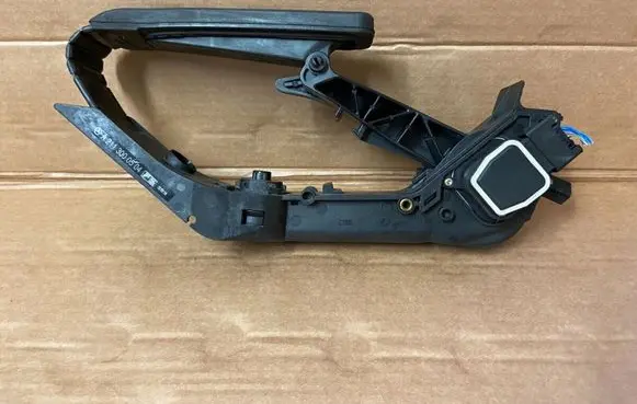 Mercedes-Benz E W211 Accelerator throttle pedal A2113000504